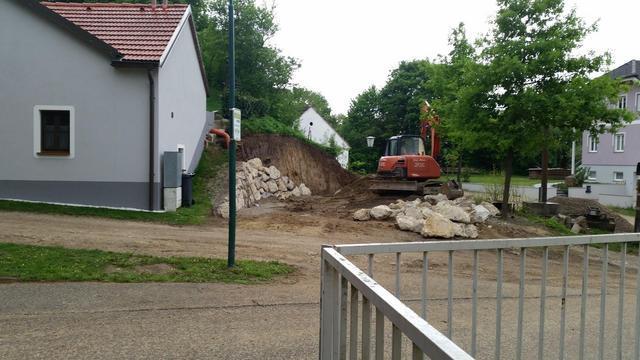 20150506 Steinmauer hinter Marterl 017