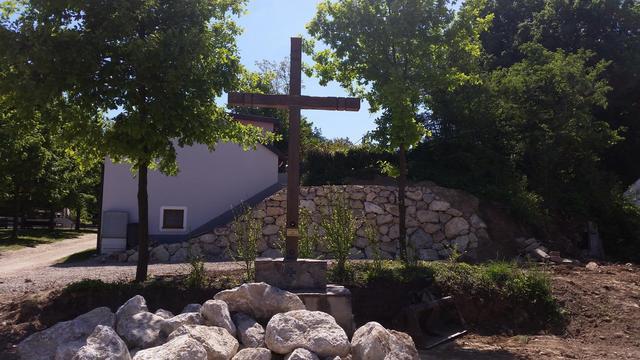 20150511 Steinmauer hinter Marterl 002