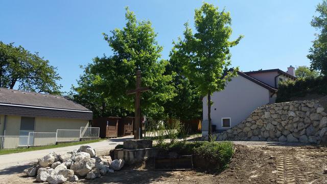 20150511 Steinmauer hinter Marterl 007