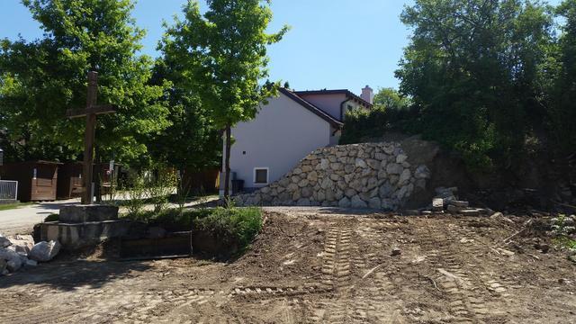 20150511 Steinmauer hinter Marterl 008